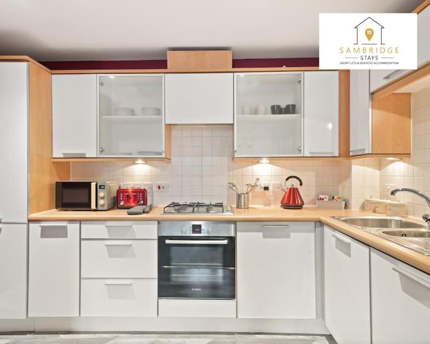 Aylesbury Central - 2 Bedroom Serviced Apt In Aylesbury By Sambridge Stays BUCKINGHAMSHIRE Ngoại thất bức ảnh